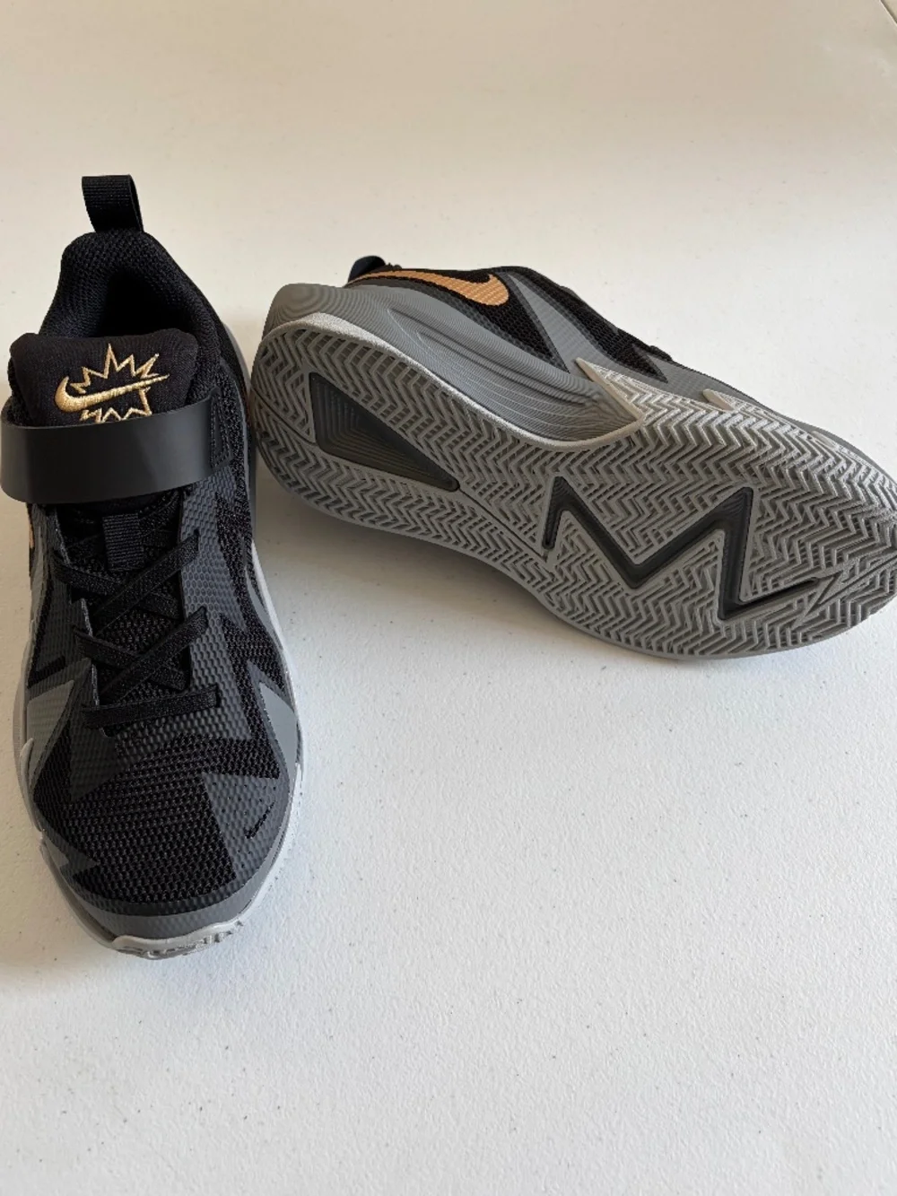 Nike S.T. Dynamite Kids Basketball Shoes Black Grey Gold Size 3Y